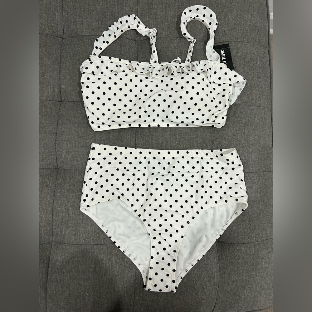 🇺🇸SALE🎈HOT TOPIC • White & Black Polka Dot Bikini • size Top XL • Bottom M •